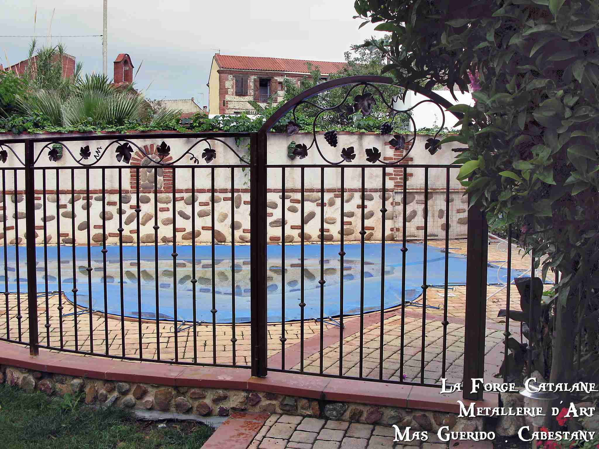 Cloture contour piscine frise sarment vigne travail chaud fer forge catalane 2.jpg